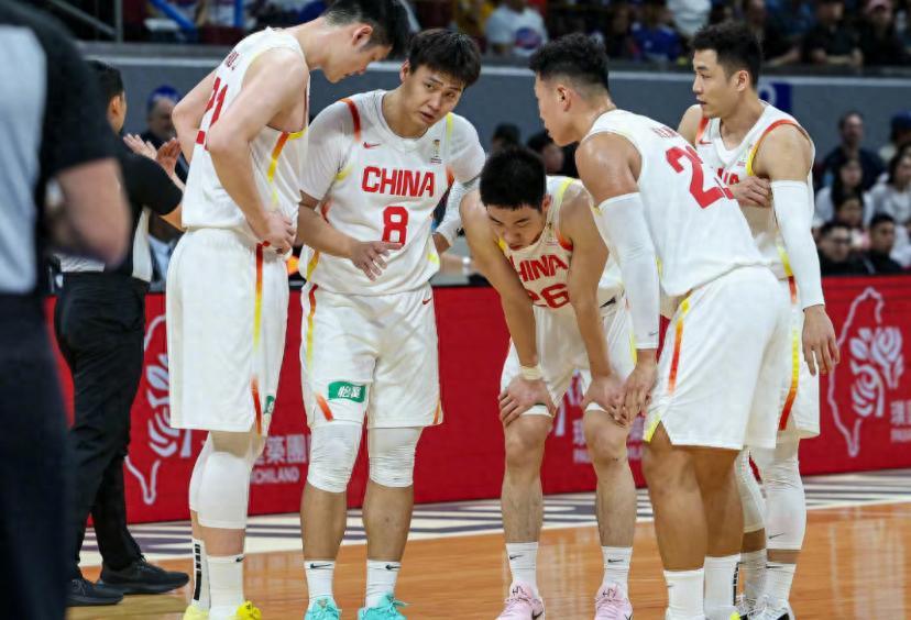 星空入口-郭士强拿出杀手锏，男篮却诞生2个隐患！2人低迷或彻底告别国家队